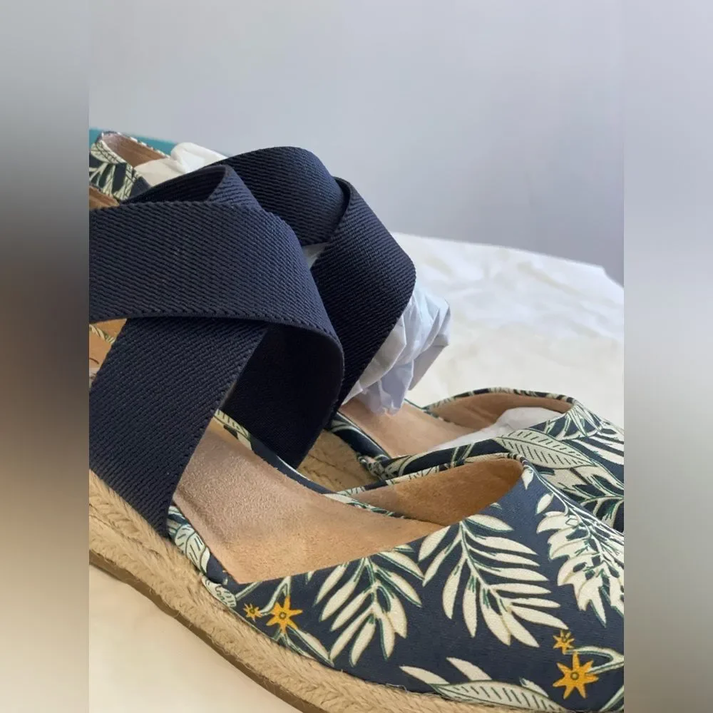 NWOB Life Stride Women's Navy Bold Floral Espadrille Shoes in size 9.5